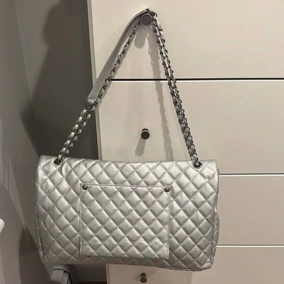 Chanel style silver travel bag - Picture 4 of 12